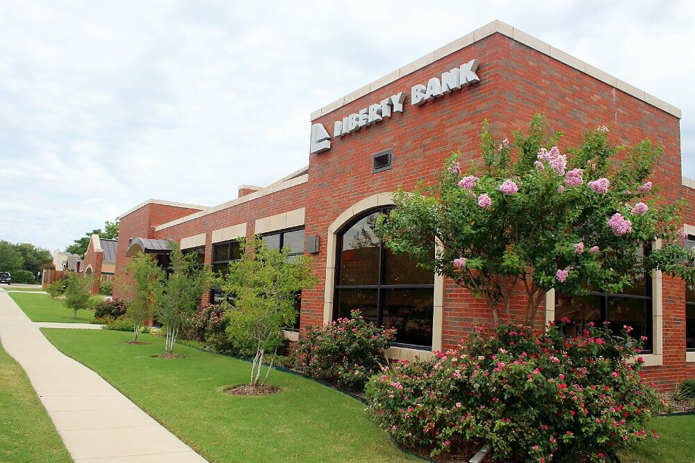 https://generalcontractor.com/wp-content/uploads/2023/09/liberty-bank-fort-worth-003-1000.jpg