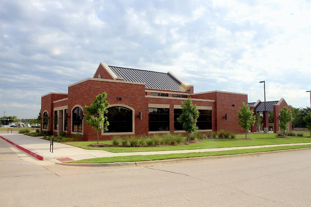 https://generalcontractor.com/wp-content/uploads/2023/09/liberty-bank-north-richland-hills-002-1000.jpg