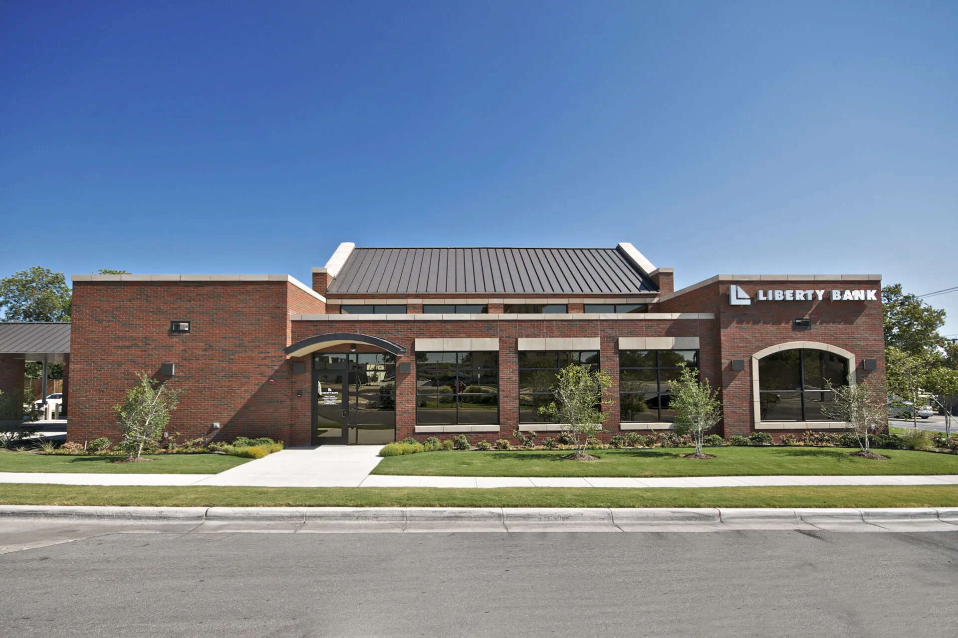 https://generalcontractor.com/wp-content/uploads/2023/09/liberty-bank-north-richland-hills-002-1000.jpg