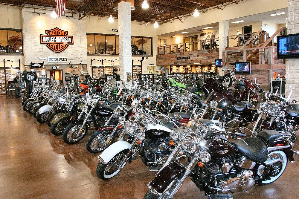 https://generalcontractor.com/wp-content/uploads/2023/09/longhorn-harley-davidson-dealership-017-1000.jpg