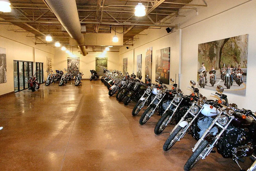 https://generalcontractor.com/wp-content/uploads/2023/09/longhorn-harley-davidson-dealership-017-1000.jpg