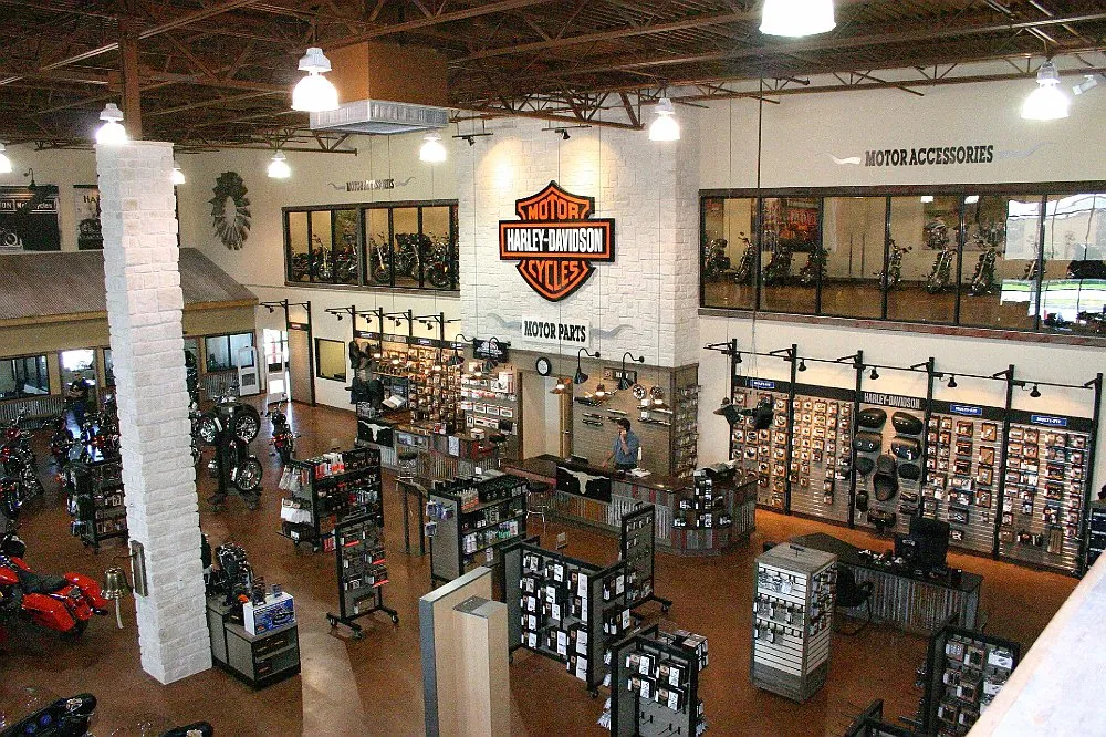 https://generalcontractor.com/wp-content/uploads/2023/09/longhorn-harley-davidson-dealership-017-1000.jpg