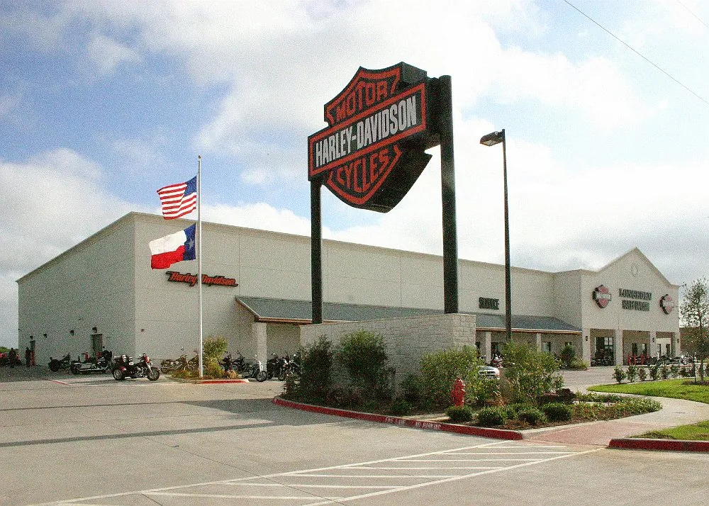 https://generalcontractor.com/wp-content/uploads/2023/09/longhorn-harley-davidson-dealership-017-1000.jpg