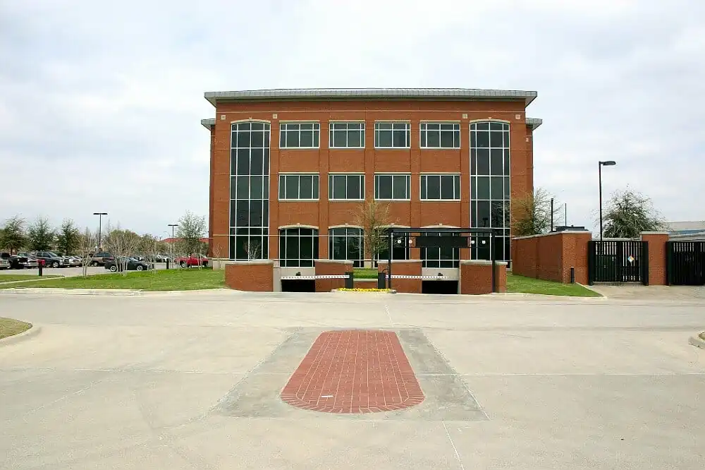 https://generalcontractor.com/wp-content/uploads/2023/09/mercantile-three-story-office-building-047-1000.jpg