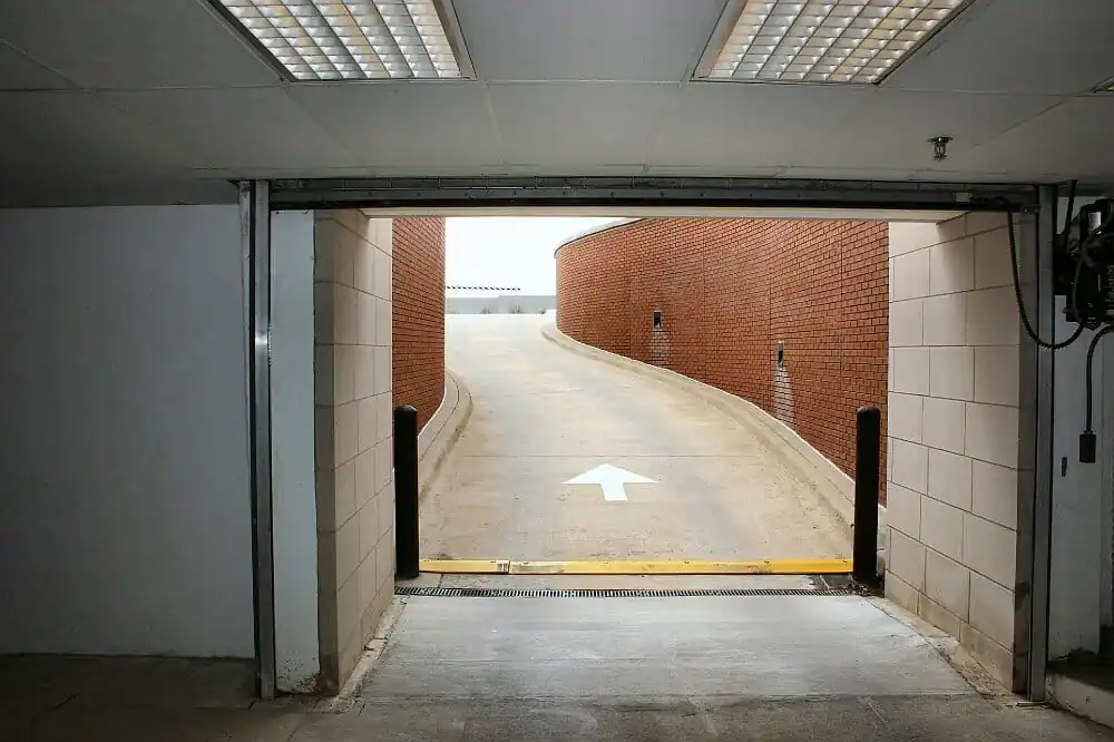 https://generalcontractor.com/wp-content/uploads/2023/09/mercantile-three-story-office-building-047-1000.jpg