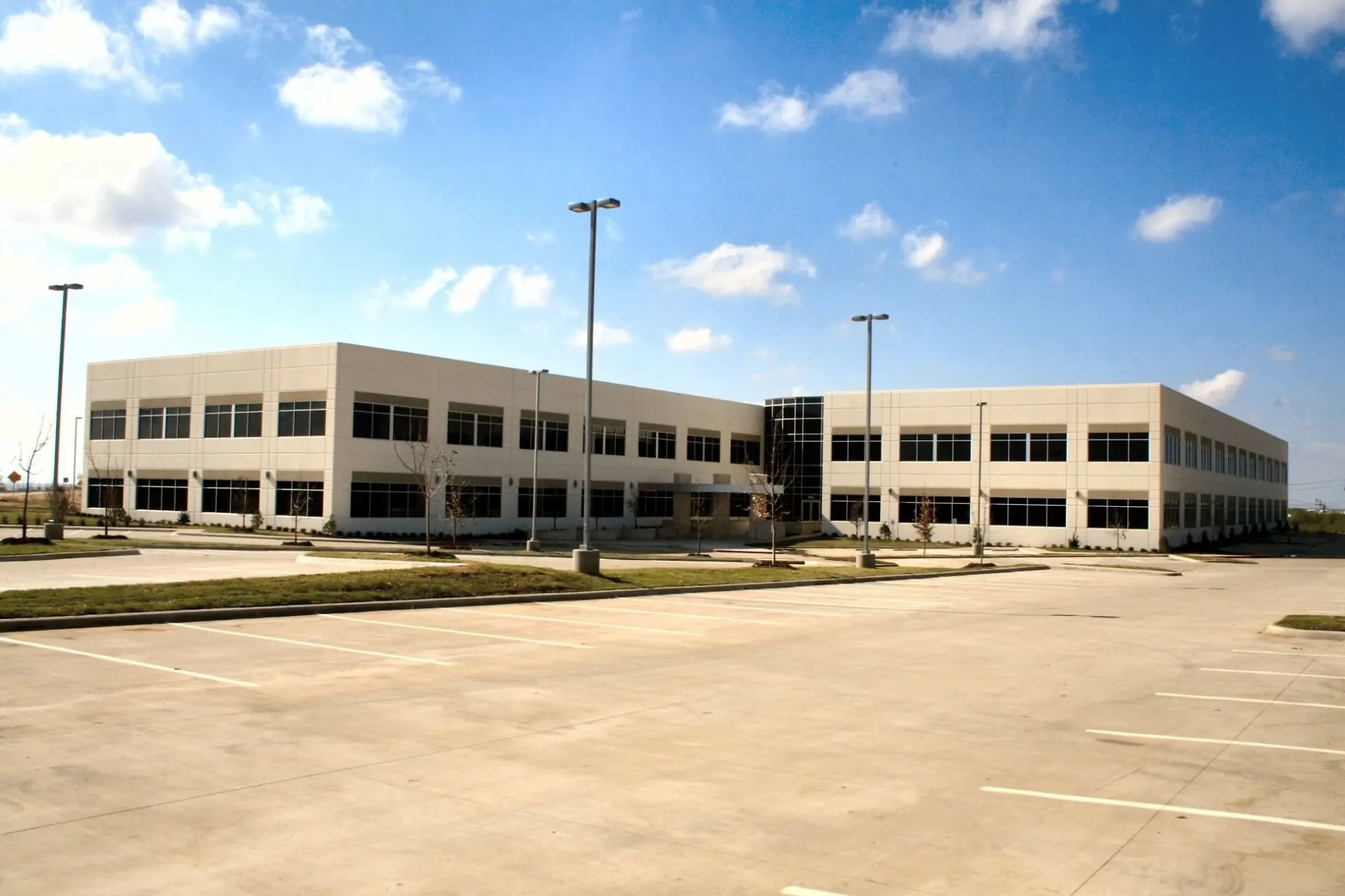 https://generalcontractor.com/wp-content/uploads/2023/09/offices-walnut-hill-016-549.jpg